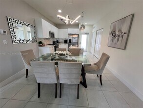 8001 NW 41st St in Doral, FL - Building Photo - Building Photo