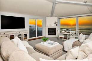 2949 Ocean Front Walk in San Diego, CA - Building Photo