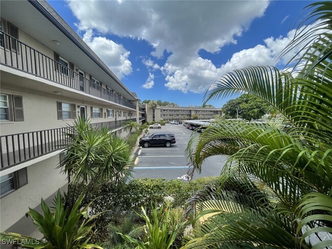 5435 Rattlesnake Hammock Rd in Naples, FL - Building Photo - Building Photo