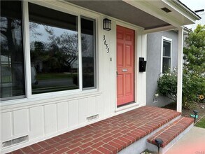 3653 Lomina Ave in Long Beach, CA - Foto de edificio - Building Photo