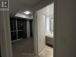 1 Yorkville Ave in Toronto, ON - Building Photo - Building Photo