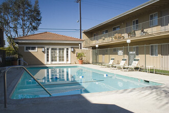 Walden Glen Apartments in Buena Park, CA - Foto de edificio - Building Photo