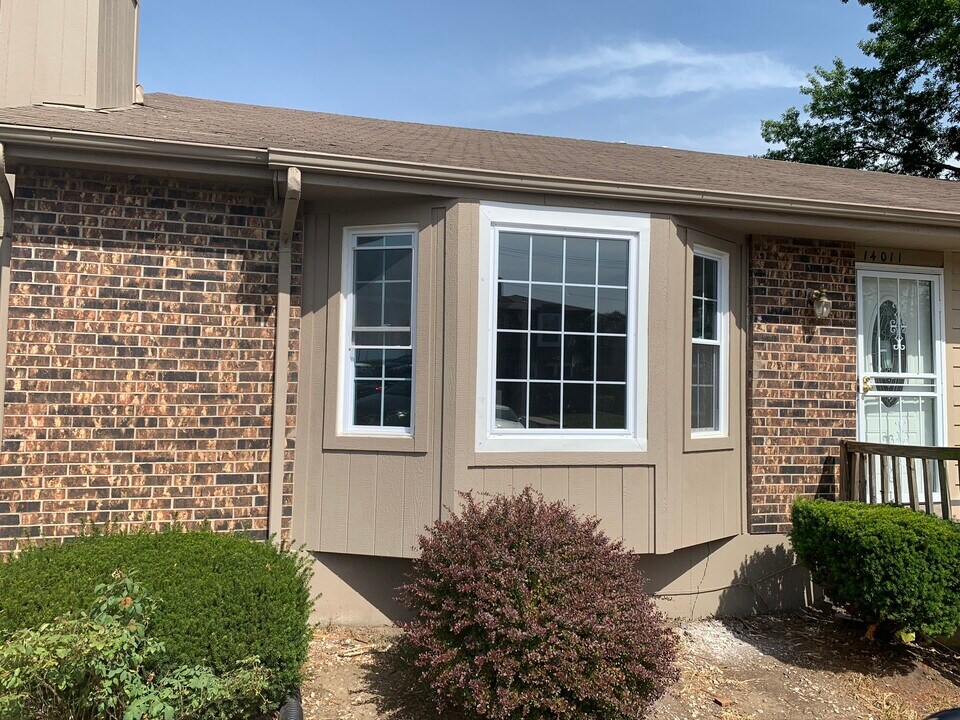 14011 Dunbar Ct in Grandview, MO - Foto de edificio