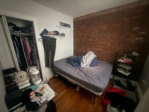 34 Middle St, Unit 12 in Boston, MA - Foto de edificio - Building Photo