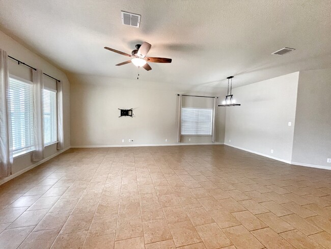 2743 Wheatfield Wy in New Braunfels, TX - Foto de edificio - Building Photo