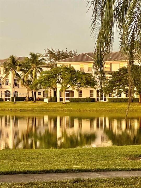 745 SW 148th Ave in Davie, FL - Building Photo