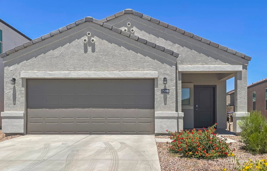5288 Iridium Wy in San Tan Valley, AZ - Foto de edificio