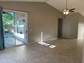 2204 E Crest Ln in Phoenix, AZ - Building Photo - Building Photo