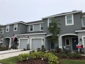 10549 Oakside Dr in Palmetto, FL - Building Photo