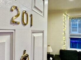 73 Thatcher St in Brookline, MA - Building Photo