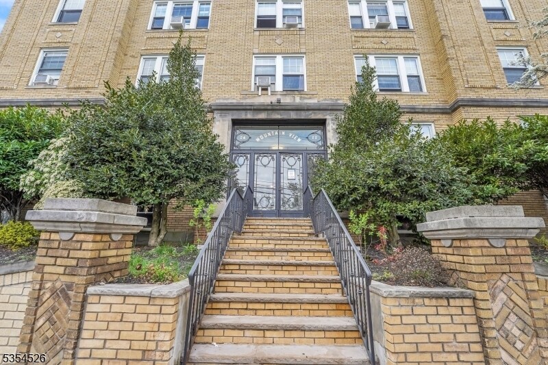 22 St Lukes Pl in Montclair, NJ - Building Photo