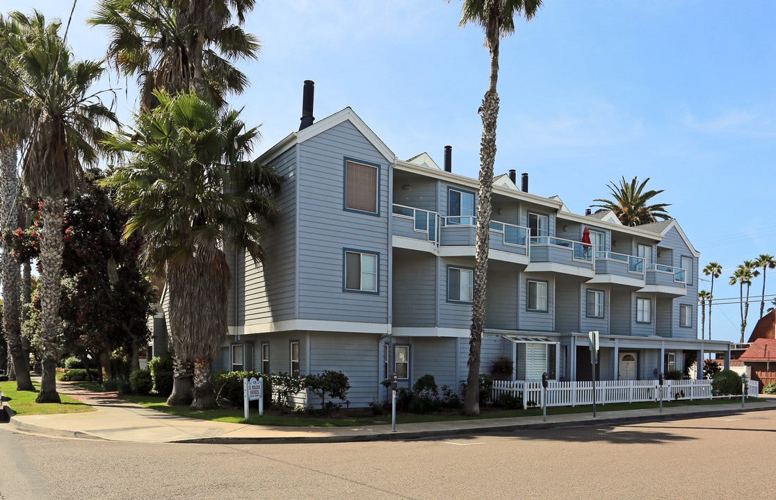 El Mirador Shores in Oceanside, CA - Building Photo