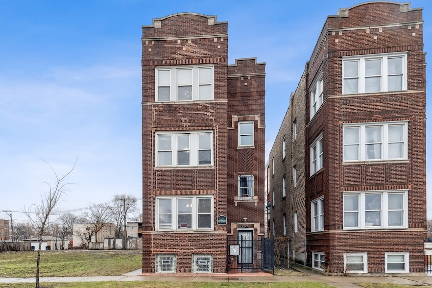 1547 S Kolin Ave, Unit 218 in Chicago, IL - Building Photo