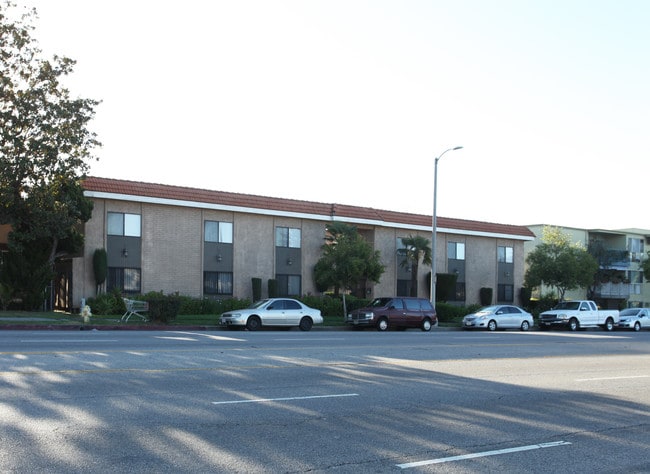 8014 Woodman Ave in Van Nuys, CA - Foto de edificio - Building Photo