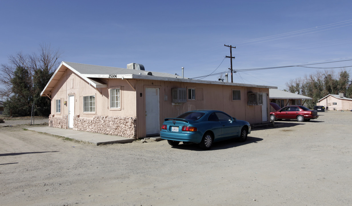 25004 W Main St in Barstow, CA - Building Photo