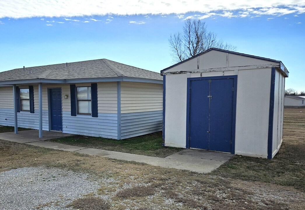 1801 Sandrock Rd in Tuttle, OK - Building Photo