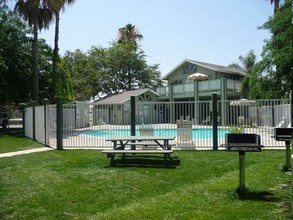 Country Club Villas in Bakersfield, CA - Building Photo - Building Photo