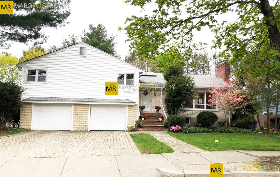 101 Adeline Rd, Unit ROOM in Newton, MA - Building Photo