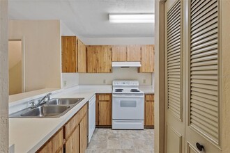 6227 SW 8th Pl in Gainesville, FL - Foto de edificio - Building Photo