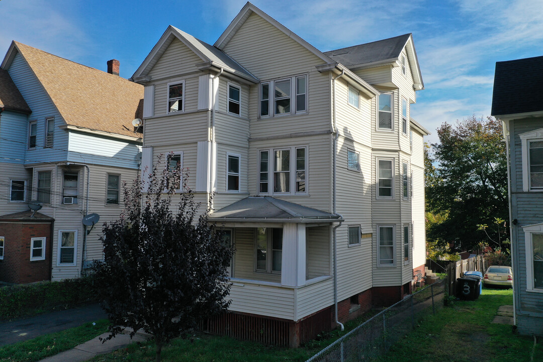 192 Maple St in New Britain, CT - Building Photo