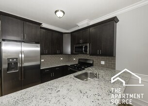 2346 W Grand Ave, Unit 1N in Chicago, IL - Building Photo - Building Photo