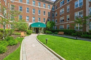 111 7th St in Garden City, NY - Building Photo