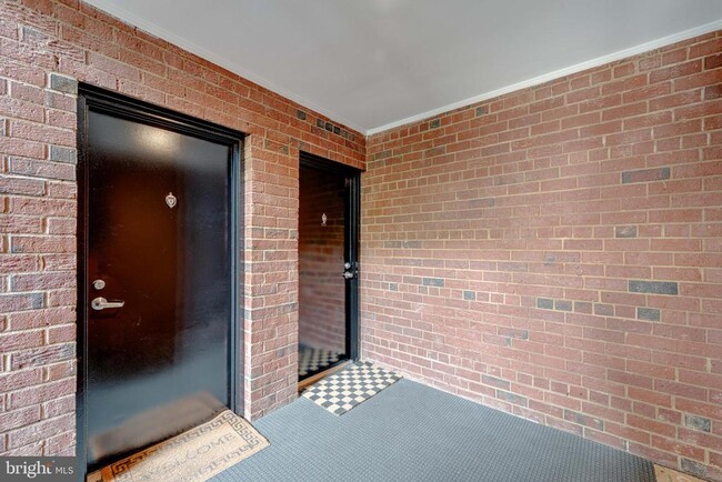 51 Skyhill Rd in Alexandria, VA - Building Photo - Building Photo