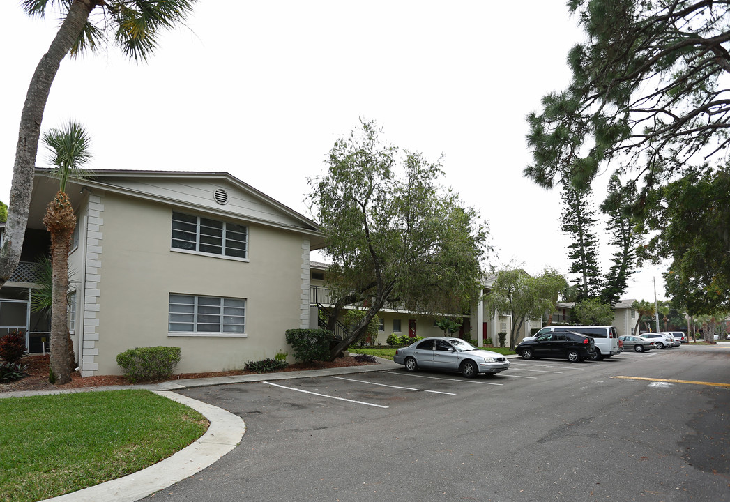 Edgewater Apartments in St. Petersburg, FL - Building Photo