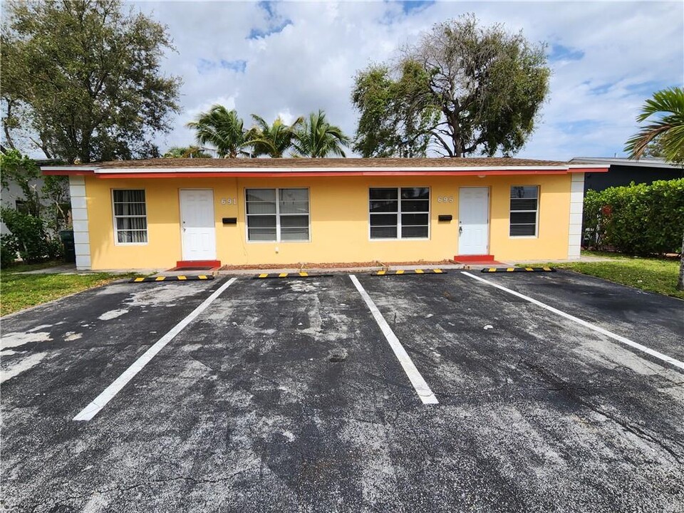 695 NE 46th Ct, Unit 691 NE 46th Ct in Oakland Park, FL - Building Photo