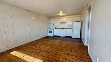 3720 Royal Crest Cir in Paradise, NV - Building Photo - Building Photo