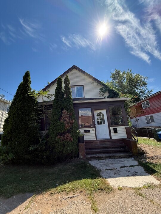 52 Pine St in Hamden, CT - Building Photo