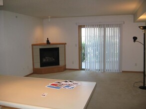 2861 Coral Ct, Unit 201 in Coralville, IA - Building Photo - Building Photo