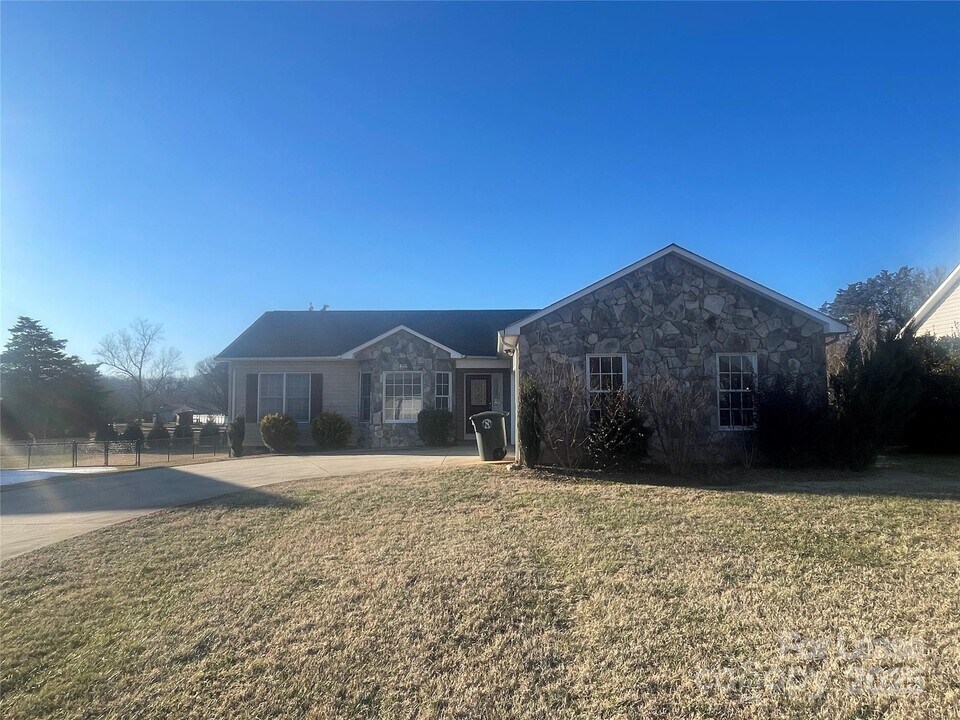 1444 Farmington Hills Dr in Conover, NC - Building Photo