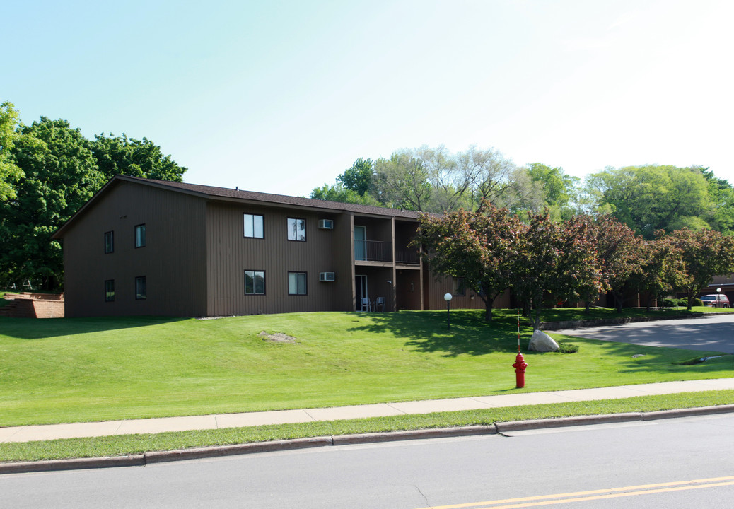 905 Coulee Rd in Hudson, WI - Foto de edificio