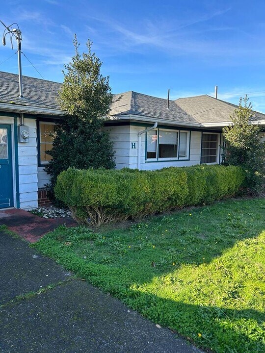 1075 N Folsom St in Coquille, OR - Building Photo