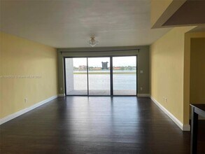 605 Ives Dairy Rd-Unit -403-7 in Miami, FL - Building Photo - Building Photo
