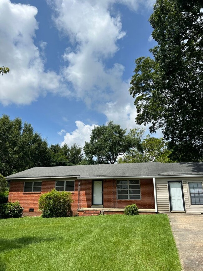property at 911 E Lee St