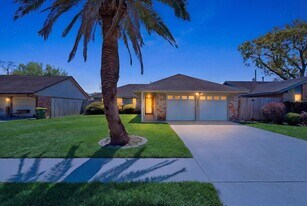 4908 Holly Park Dr in Pasadena, TX - Building Photo