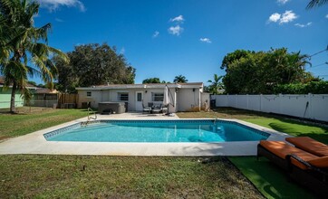 6941 Boston Dr in Atlantis, FL - Foto de edificio - Building Photo