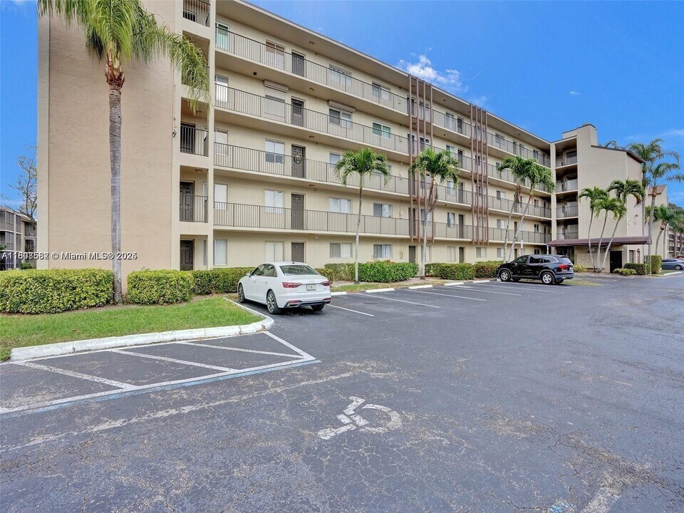 7740 NW 50th St in Lauderhill, FL - Building Photo