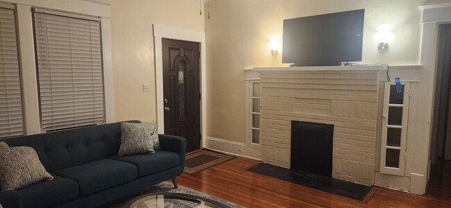 703 W Markham Ave in Durham, NC - Foto de edificio - Building Photo