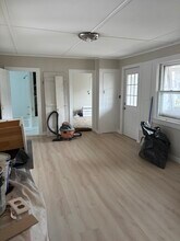 995 Western Ave, Unit 100 in Brattleboro, VT - Foto de edificio - Building Photo