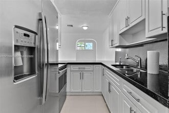 11239 SW 5th Ter in Miami, FL - Foto de edificio - Building Photo