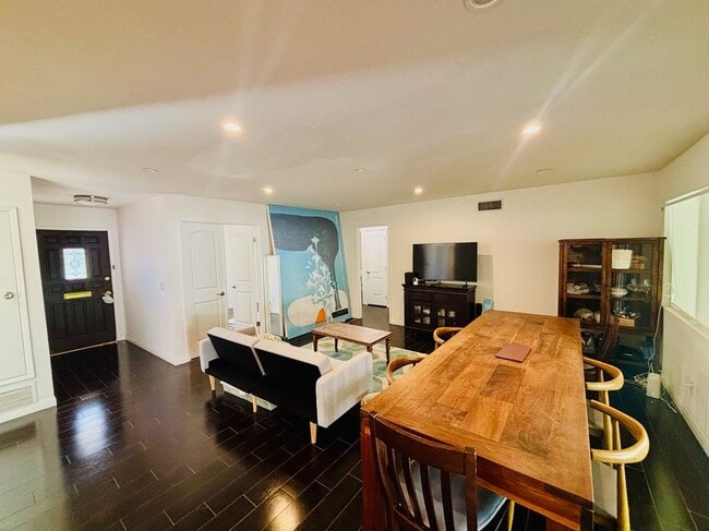 23813 Calvert St in Los Angeles, CA - Foto de edificio - Building Photo