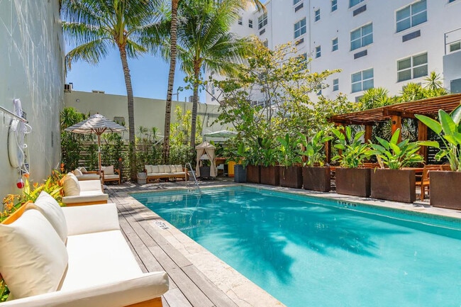 1700 Alton Rd in Miami Beach, FL - Foto de edificio - Building Photo