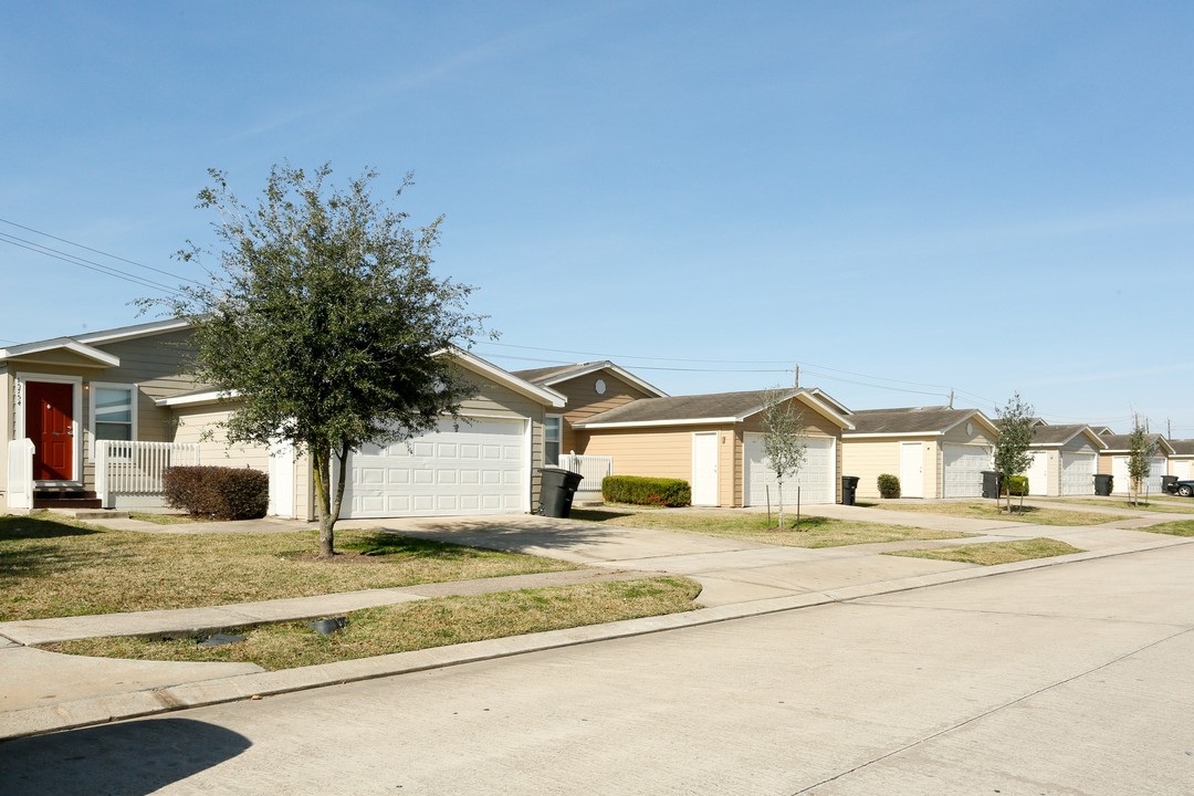 Clarke Springs Rental Community in Houston, TX - Building Photo