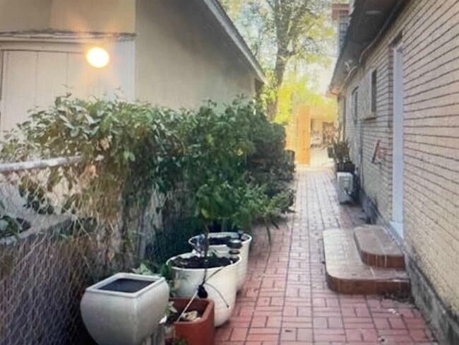 1704 Garfield St in Laredo, TX - Building Photo - Building Photo