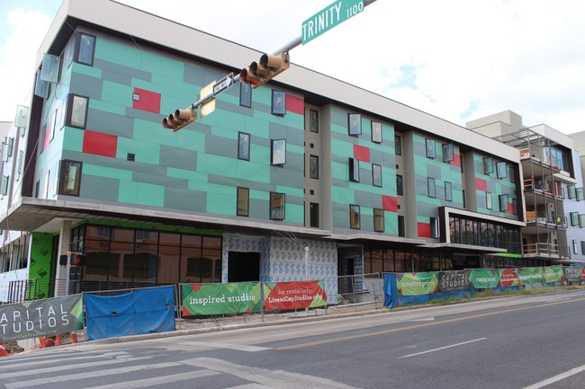 Capital Studios Apartments in Austin, TX - Foto de edificio - Building Photo