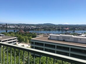 111 SW Harrison St, Unit 111 SW Harrison St. #11G in Portland, OR - Foto de edificio - Building Photo