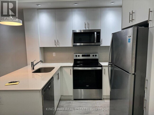 3550 Colonial Dr in Mississauga, ON - Building Photo - Building Photo